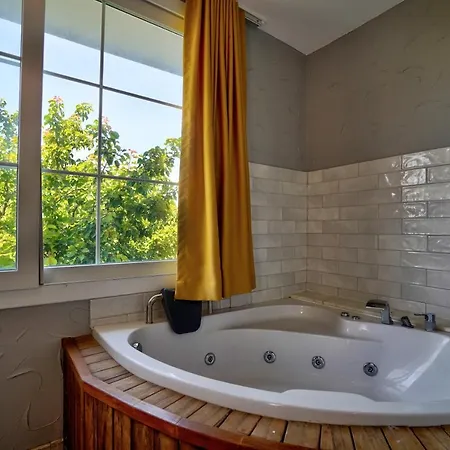 Готель La Mira